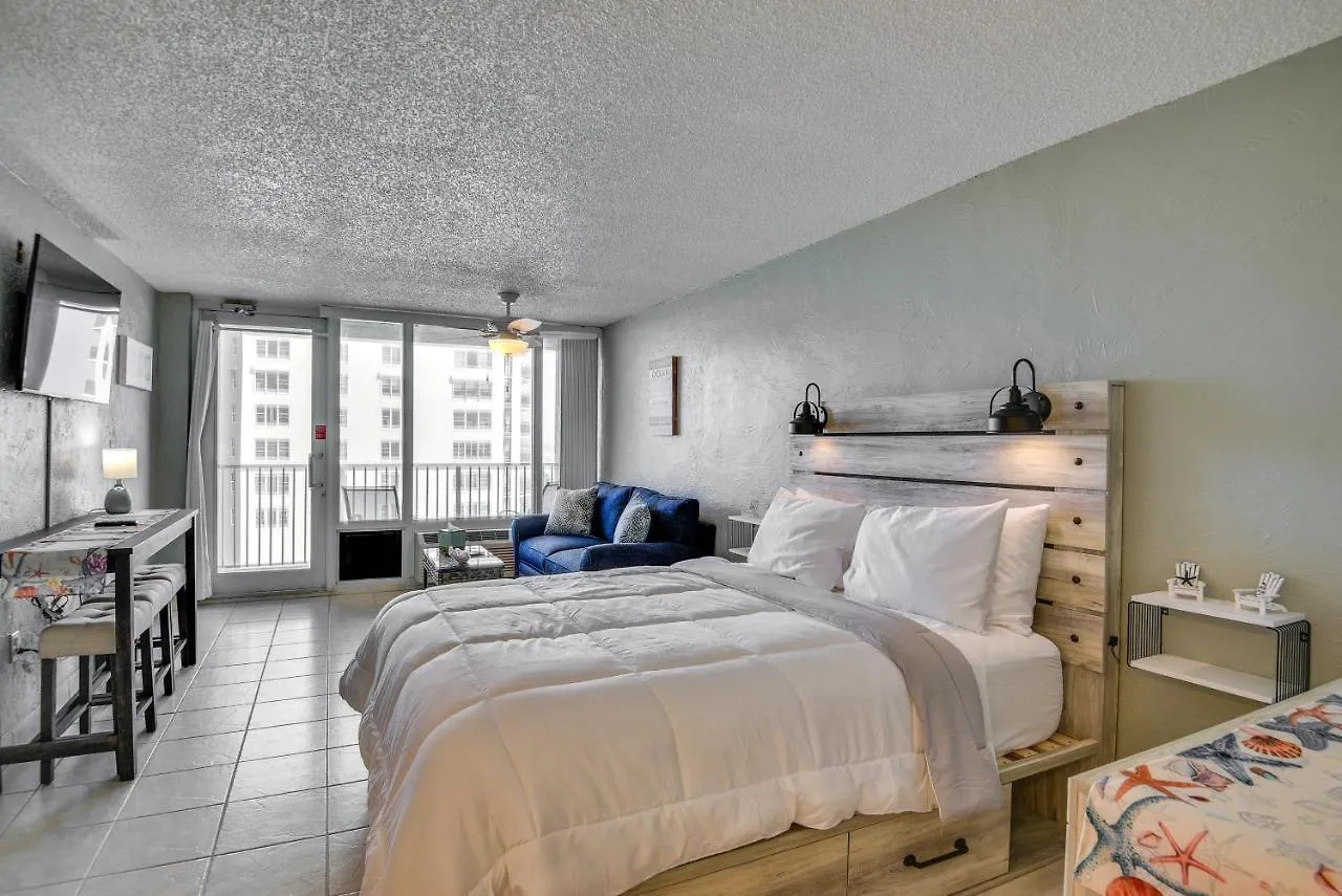 Daire Breezy Daytona Beach Studio With Balcony And Views!